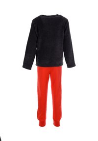 Top lungo a maniche nere in pile con scollo rotondo abbinato a pantaloni rossi vivaci con polsini elastici e una texture liscia e confortevole.