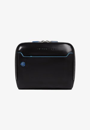Astuccio nero in pelle con cerniera, decorato con una linea accentata blu e un logo. Presenta una texture liscia e una tasca frontale per ulteriore spazio di archiviazione.