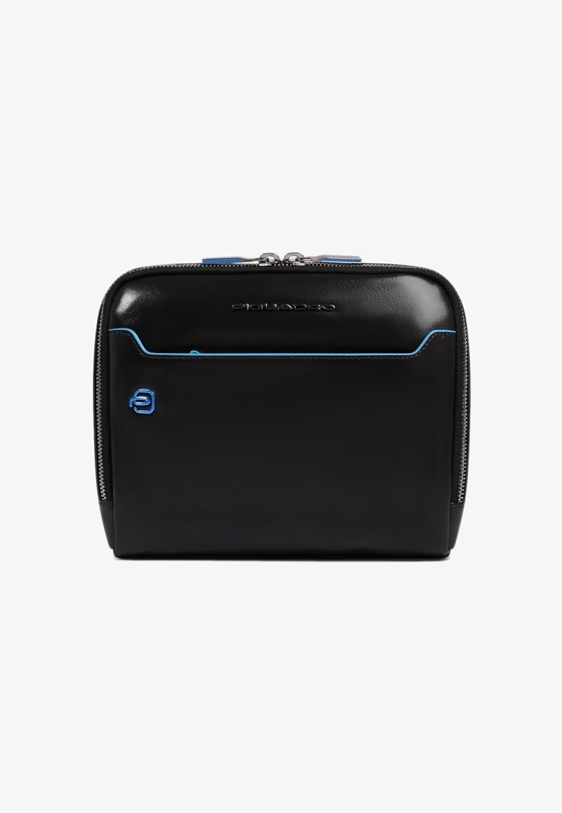 Bolsa de cuero negro con cierre y una línea de acento azul y logotipo. Presenta una textura suave y un bolsillo frontal para almacenamiento adicional.