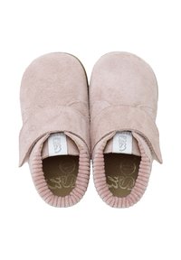 Zapatos de ante rosa claro sin cordones con una textura suave, diseño acanalado en el tobillo y suela plana. Presentan un patrón de costura y una etiqueta de la marca en el interior.