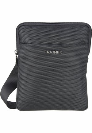 Schwarze, strukturierte Schultertasche mit Reißverschluss, Vordertasche und verstellbarem Schulterriemen. Mit silbernem "BOGNER"-Logo auf der Vorderseite.
