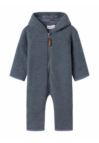 Grau Fleece-Einteiler mit Kapuze, Frontreißverschluss und braunem Ledergriff. Mit langen Ärmeln und knöchellangen Beinen.