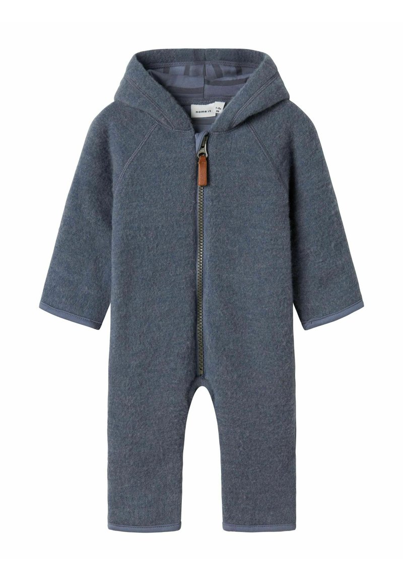 Grau Fleece-Einteiler mit Kapuze, Frontreißverschluss und braunem Ledergriff. Mit langen Ärmeln und knöchellangen Beinen.