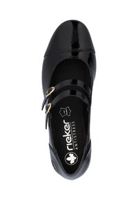 Scarpa Mary Jane in pelle verniciata nera con due cinturini con fibbia e soletta imbottita etichettata "Rieker Antistress" su sfondo bianco.
