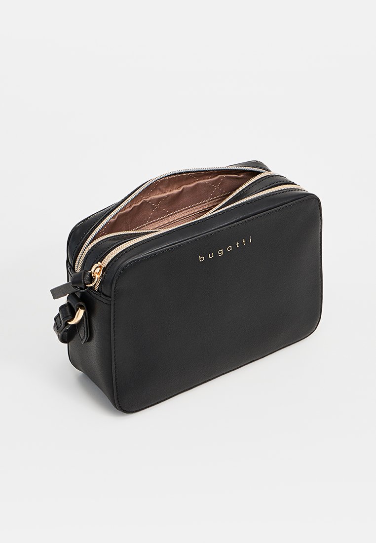 Bolso de cuero sintético negro con cremallera y acentos dorados. Presenta una textura suave, forma rectangular y un bolsillo exterior con cremallera.