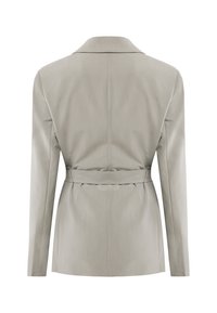 Blazer su misura beige chiaro con colletto a punta, maniche lunghe e una cintura coordinata in vita. Tessuto liscio con sottili linee verticali.