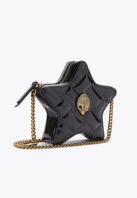 Schwarze Lackledertasche in Sternform mit gestepptem Design, goldener Kettenriemen und einem dekorativen goldenen Handschloss. Mit Reißverschluss.