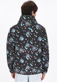 Jachet�ă puffer neagră cu un model colorat de stropi, având grafica albastră și forme geometrice. Include o glugă și închidere cu fermoar.