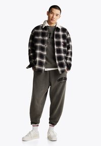 Tommy Jeans RLX VINTAGE VARSITY JOGGER - Tracksuit bottoms - black