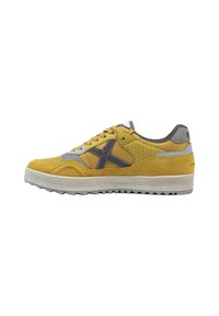 Sneakers in suede giallo con accenti grigi, suola piatta, suola in gomma texturizzata e dettagli perforati sui lati.