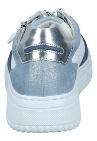 Blauwe sneaker met een textiele bovenkant, zilverkleurige metallic accenten op de hak en een witte rubberen zool met een geprofileerde grip.