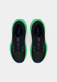 Chaussures de sport noires avec une semelle en caoutchouc verte, des accents bleus, une tige en maille et un système de laçage. Elles présentent un design rembourré pour le soutien.