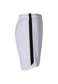 Weiße Sportshorts mit einem elastischen Bund, die an der Seite einen vertikalen schwarzen Streifen aufweisen, aus leichtem, atmungsaktivem Stoff.