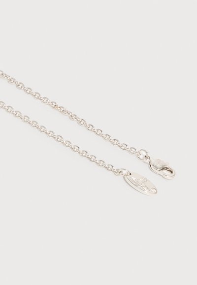 Ασημένιο κολιέ αλυσίδα με οβάλ ταυτότητα μάρκας και κούμπωμα αστακού σε απλό ανοιχτό φόντο.