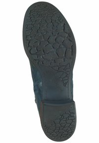 Scarpa in pelle blu con suola in gomma testurizzata, caratterizzata da un motivo screpolato e punta arrotondata. Taglia 37 stampata sulla suola.