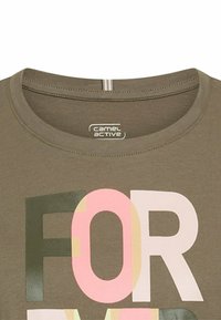 Oliven grøn bomulds T-shirt med stort, farverigt tekst "FOR EVER" i lyserødt, creme og mørkegrønt. Rund hals og mærkelabel synlig.