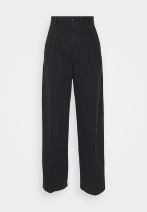 Mustadest puuvillast laiade jalgadega püksid, millel on sile tekstuur, ees nööp sulgemisega ja kaks küljetaskut.