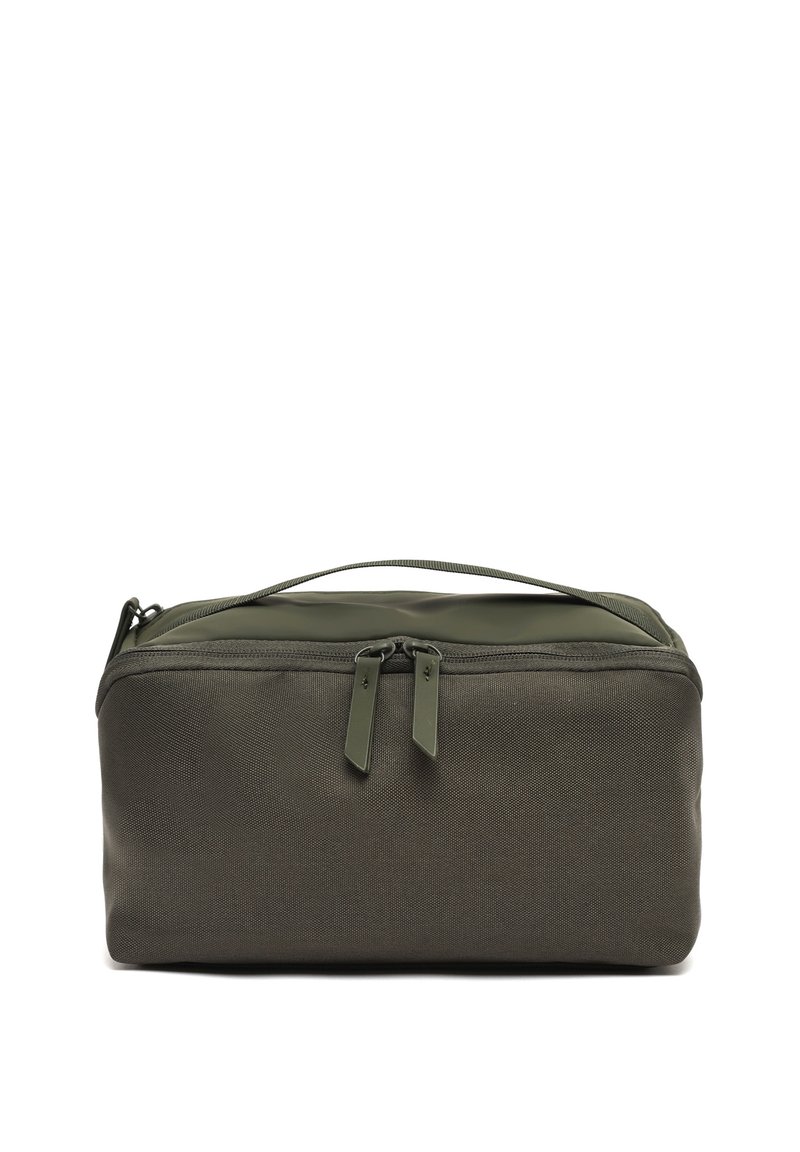 Borsa rettangolare verde oliva realizzata in tessuto textured con parte superiore liscia, chiusura a doppia zip e manico corto per un facile trasporto.