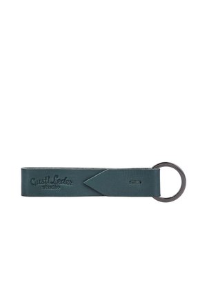 Dunkelgrüner Leder-Schlüsselanhänger mit Metallring und "Gusti Leder studio" auf dem Lederband geprägt.