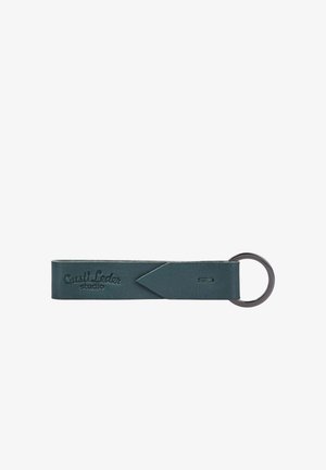Dunkelgrüner Leder-Schlüsselanhänger mit Metallring und "Gusti Leder studio" auf dem Lederband geprägt.