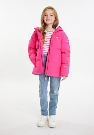 Lys pink pufferjakke med hætte, med lynlås og broderede detaljer. Sammen med lysblå slidte jeans og hvide sneakers.