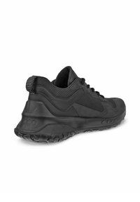 Svart idrottssko med en texturerad ovandel, nätinslag och en dämpad sula. Har en förstärkt häl och rundade kanter för komfort.