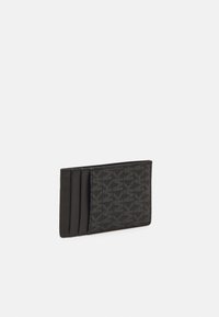 Cartes de crédit noire avec un motif texturé et plusieurs emplacements pour cartes. Fabriquée en matériau synthétique avec une finition lisse et un design épuré.