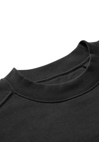 Sudadera negra de cuello redondo con cuello de canalé, textura de tela suave y sin logotipos ni patrones visibles. Enfoque en el diseño simple.