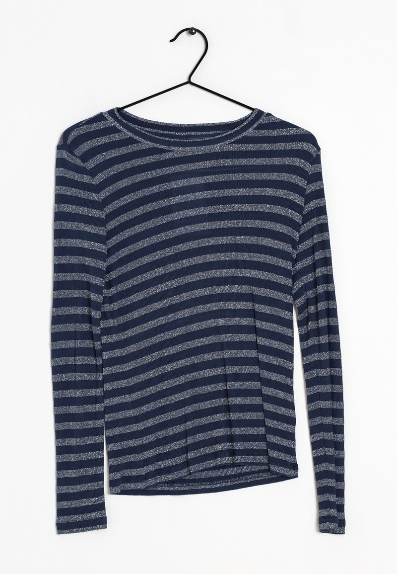 Chemise à manches longues à rayures horizontales bleu marine et argent métallique suspendue sur un cintre noir sur fond blanc.
