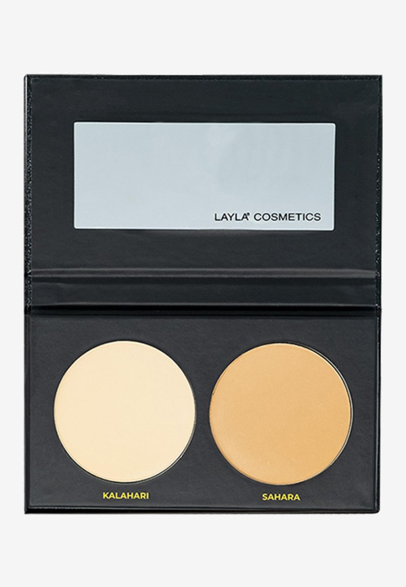 Palette de maquillage compacte avec deux godets de poudre ronds étiquetés Kalahari et Sahara, dans un étui noir avec un miroir rectangulaire en haut.