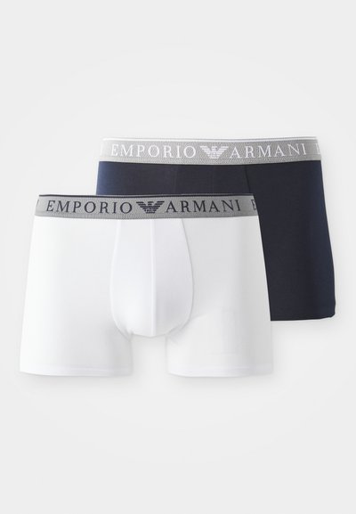 Divas divi vīriešu boksershorts komplekts, kas ietver baltas un tumši zilas krāsas bikses. Tām ir pelēks elastīgs jostasvietas elements ar "Emporio Armani" logo un gluda auduma faktūra.