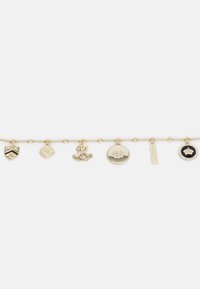 Gullfarget charm armbånd med forskjellige formede charmer: skjold, blekksprut og mynter med graveringer. Kjede-lenke design, polert finish.