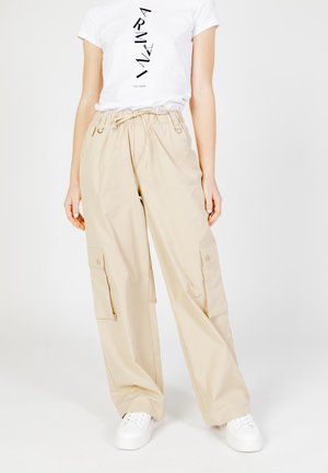 Pantaloni cargo beige realizzati in tessuto leggero, con vita regolabile tramite cordoncino, ampie tasche laterali e una vestibilità comoda. Accentuati da bottoni.