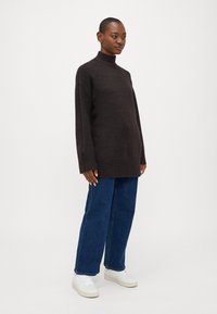 Vero Moda Petite VMIRIS HIGHNECK - Džemperis - chocolate torte melange