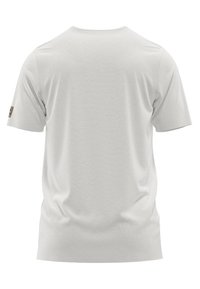 Camiseta de manga corta de color gris claro, hecha de tejido suave, con cuello redondo y un pequeño parche de logo en color marrón claro en la manga izquierda.