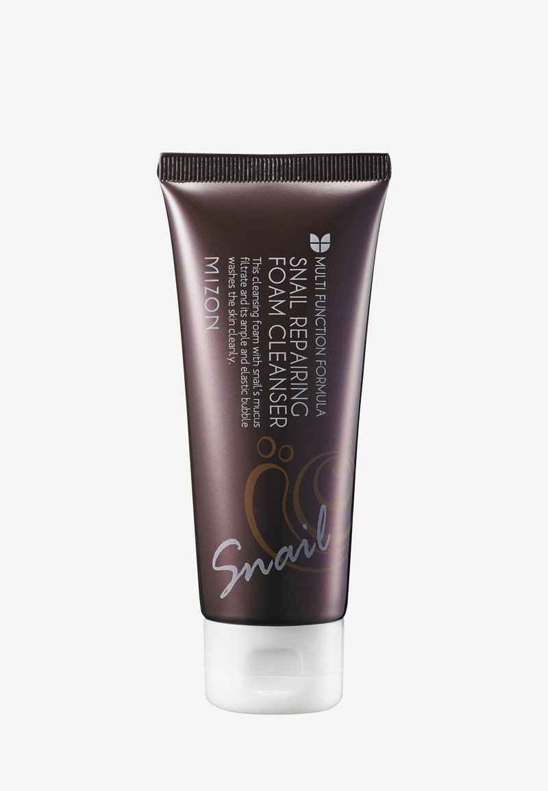 Mörkbrun tube av Mizon Snail Repairing Foam Cleanser. Har vit och gul text med flip-top lock. Slät konsistens, kompakt design.