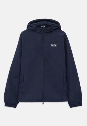 Tamsiai mėlynas gobtuvinis užtrauktuku užsegamas džemperis su elastinėmis rankovėmis ir priekiniu kišeniu, su balta EA7 Emporio Armani logotipu ant krūtinės.