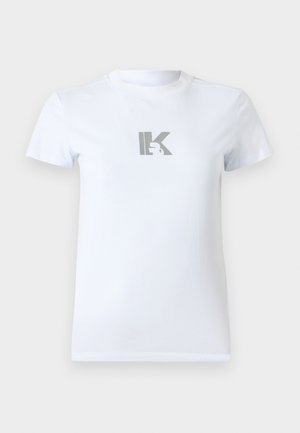 Hvit T-skjorte med korte ermer og grått "K"-logo med en liten silhuett av en kvinnes hode midt foran.
