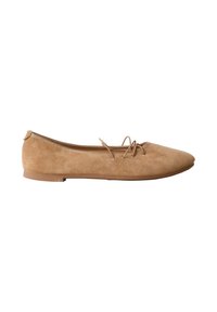 Ballerine en daim marron clair avec de fines lacets élastiques sur le dessus et une semelle plate, vue de côté sur fond blanc.