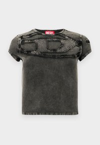 Melna džinsa īsroku krekls ar nolietotas vietas dizainu priekšpusē, teksturētiem akcentiem un rievotu apaļu kakla izgriezumu.