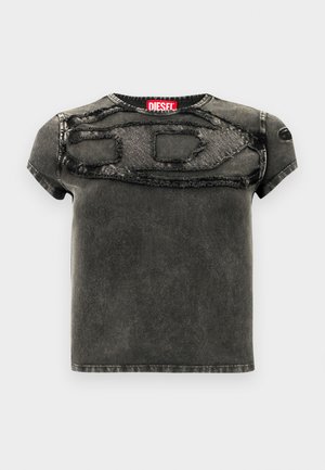 Fekete farmer rövid ujjú ing, elöl kopottas foltmintával, texturált díszítésekkel és bordázott, környakú nyakkivágással.