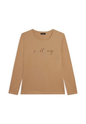 T-shirt beige a maniche lunghe con scollatura rotonda e un design di testo cursivo lucido che recita "qualcosa di straordinario" al centro.