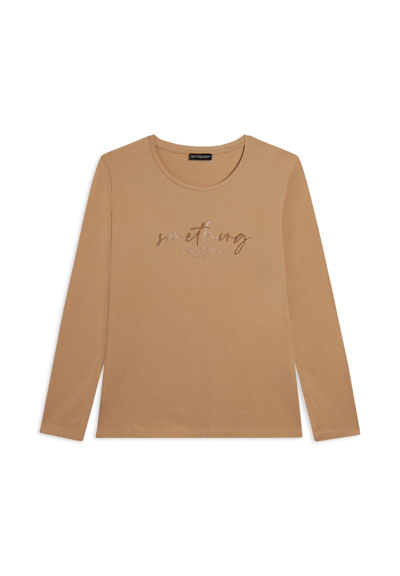 T-shirt beige a maniche lunghe con scollatura rotonda e un design di testo cursivo lucido che recita "qualcosa di straordinario" al centro.