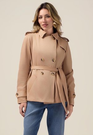 Trench coat beige doppiopetto con vita cintrata, bottoni dorati e dettagli a patta sulle spalle, realizzato in tessuto liscio.