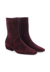 Bordeaux suède enkellaarsjes met een spitse neus, ritsluiting en een lage blokhak. Gladde textuur en eenvoudig ontwerp.