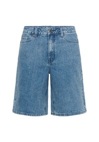 Shorts en denim bleu clair à coupe droite, avec cinq poches et fermeture à bouton métallique. Texture usée sur le devant.