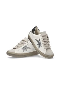 Zapatillas blancas con acentos de ante gris, que presentan una gran estrella de purpurina plateada a cada lado y suelas de goma texturizadas.