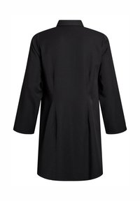 Černý dlouhý kabát s rovnými zády, vysokým límcem a upravenými švy, vystavený na bílém pozadí.