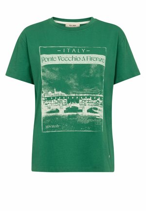 Zaļš kokvilnas T-krekls ar grafisku attēlu, kurā redzams Ponte Vecchio tilts Florencē, un baltiem uzrakstiem "Itālija" un atrašanās vieta.