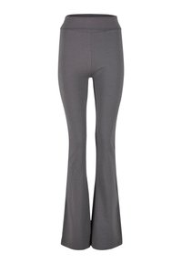 Pantalons évasés gris en tissu doux et extensible. Dotés d'une taille haute et d'une texture lisse sans motifs ni accents supplémentaires.
